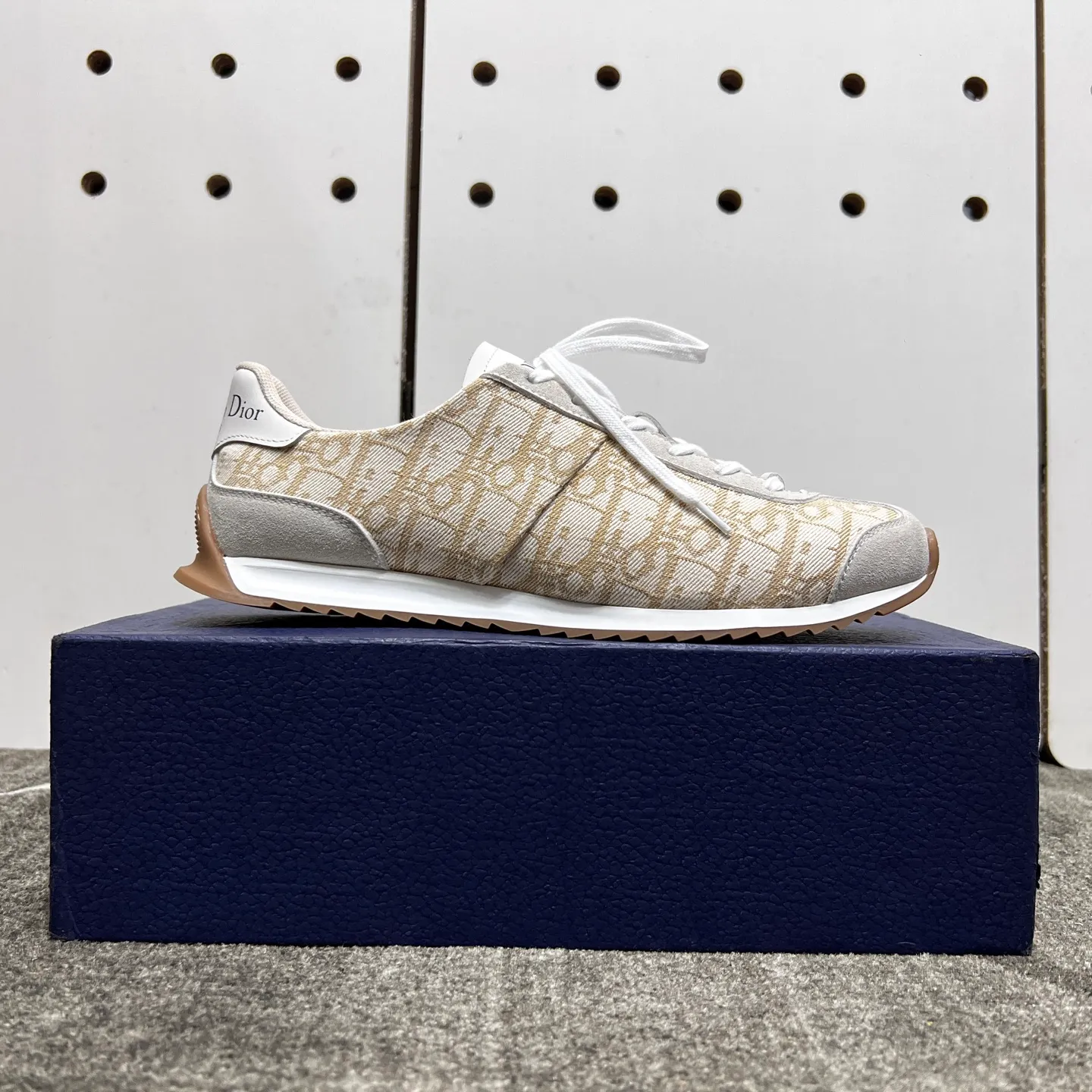 Factory price: 420💰【DIAo•Dior】Original quality.~ Unique modern style sneakers. 🏃A must-have casual shoe for trendy men😍😍 Original brand imported from Italy, imported original leather, sheep lining (refuses to discolor and grind feet) Sole: Original sole provided by the original factory, French lazy style design ⚠️Fit to the feet, original quality, super comfortable original sole. It’s like shooting the real thing 🎬The real thing is better, high-quality sneakers, size: 38-44, custom-made 45